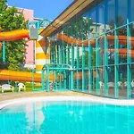 Apartmenthaus Landeskrone Fuer Gruppen Bis 20 Personen, 2 Wohnungen, Sauna, Dachterrasse & Garten דרזדן