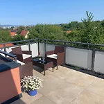דירה Apartmenthaus Landeskrone Fuer Gruppen Bis 20 Personen, 2 Wohnungen, Sauna, Dachterrasse & Garten דרזדן