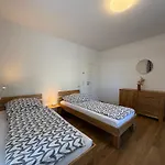Apartmenthaus Landeskrone Fuer Gruppen Bis 20 Personen, 2 Wohnungen, Sauna, Dachterrasse & Garten דירה