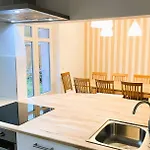 Apartmenthaus Landeskrone Fuer Gruppen Bis 20 Personen, 2 Wohnungen, Sauna, Dachterrasse & Garten 아파트 드레스덴