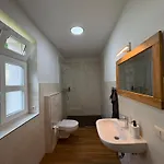 아파트 Apartmenthaus Landeskrone Fuer Gruppen Bis 20 Personen, 2 Wohnungen, Sauna, Dachterrasse & Garten 드레스덴