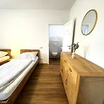 Apartmenthaus Landeskrone Fuer Gruppen Bis 20 Personen, 2 Wohnungen, Sauna, Dachterrasse & Garten