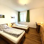 Apartmenthaus Landeskrone Fuer Gruppen Bis 20 Personen, 2 Wohnungen, Sauna, Dachterrasse & Garten דירה