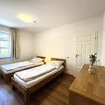 아파트 Apartmenthaus Landeskrone Fuer Gruppen Bis 20 Personen, 2 Wohnungen, Sauna, Dachterrasse & Garten