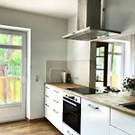 Apartmenthaus Landeskrone Fuer Gruppen Bis 20 Personen, 2 Wohnungen, Sauna, Dachterrasse & Garten *