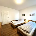 Apartmenthaus Landeskrone Fuer Gruppen Bis 20 Personen, 2 Wohnungen, Sauna, Dachterrasse & Garten דרזדן
