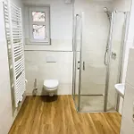 Apartmenthaus Landeskrone Fuer Gruppen Bis 20 Personen, 2 Wohnungen, Sauna, Dachterrasse & Garten