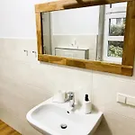Apartmenthaus Landeskrone Fuer Gruppen Bis 20 Personen, 2 Wohnungen, Sauna, Dachterrasse & Garten דירה