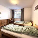 아파트 Apartmenthaus Landeskrone Fuer Gruppen Bis 20 Personen, 2 Wohnungen, Sauna, Dachterrasse & Garten