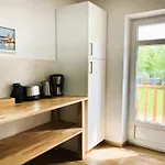 Apartmenthaus Landeskrone Fuer Gruppen Bis 20 Personen, 2 Wohnungen, Sauna, Dachterrasse & Garten דירה *