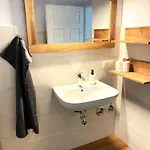 Apartmenthaus Landeskrone Fuer Gruppen Bis 20 Personen, 2 Wohnungen, Sauna, Dachterrasse & Garten