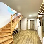 아파트 Apartmenthaus Landeskrone Fuer Gruppen Bis 20 Personen, 2 Wohnungen, Sauna, Dachterrasse & Garten *