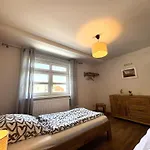 Apartmenthaus Landeskrone Fuer Gruppen Bis 20 Personen, 2 Wohnungen, Sauna, Dachterrasse & Garten דרזדן