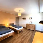 Apartmenthaus Landeskrone Fuer Gruppen Bis 20 Personen, 2 Wohnungen, Sauna, Dachterrasse & Garten
