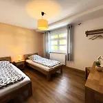 Apartmenthaus Landeskrone Fuer Gruppen Bis 20 Personen, 2 Wohnungen, Sauna, Dachterrasse & Garten דירה