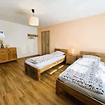 דירה Apartmenthaus Landeskrone Fuer Gruppen Bis 20 Personen, 2 Wohnungen, Sauna, Dachterrasse & Garten