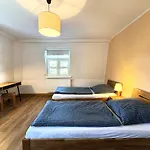 Apartmenthaus Landeskrone Fuer Gruppen Bis 20 Personen, 2 Wohnungen, Sauna, Dachterrasse & Garten דירה דרזדן