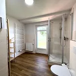 아파트 Apartmenthaus Landeskrone Fuer Gruppen Bis 20 Personen, 2 Wohnungen, Sauna, Dachterrasse & Garten 드레스덴