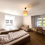 Apartmenthaus Landeskrone Fuer Gruppen Bis 20 Personen, 2 Wohnungen, Sauna, Dachterrasse & Garten *