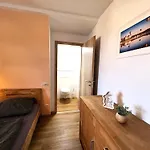 Apartmenthaus Landeskrone Fuer Gruppen Bis 20 Personen, 2 Wohnungen, Sauna, Dachterrasse & Garten דרזדן