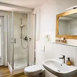 Apartmenthaus Landeskrone Fuer Gruppen Bis 20 Personen, 2 Wohnungen, Sauna, Dachterrasse & Garten
