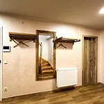 Apartmenthaus Landeskrone Fuer Gruppen Bis 20 Personen, 2 Wohnungen, Sauna, Dachterrasse & Garten דירה