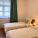 דירה Apartmenthaus Landeskrone Fuer Gruppen Bis 20 Personen, 2 Wohnungen, Sauna, Dachterrasse & Garten דרזדן