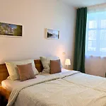 Apartmenthaus Landeskrone Fuer Gruppen Bis 20 Personen, 2 Wohnungen, Sauna, Dachterrasse & Garten דירה *