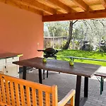 Apartmenthaus Landeskrone Fuer Gruppen Bis 20 Personen, 2 Wohnungen, Sauna, Dachterrasse & Garten דירה דרזדן