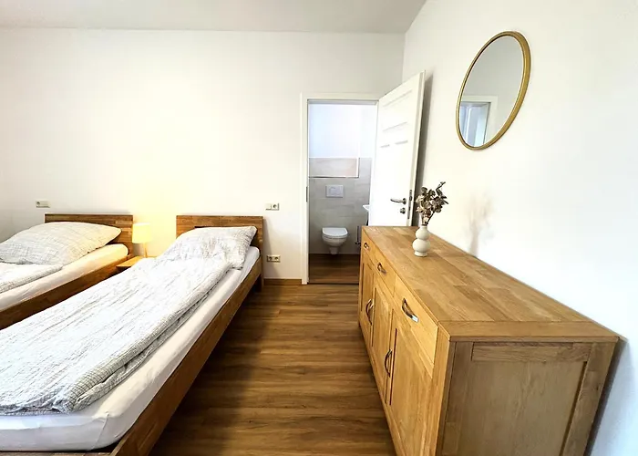 Apartmenthaus Landeskrone Dresden Fuer Gruppen Bis 20 Personen, 2 Wohnungen, Sauna, Dachterrasse & Garten
