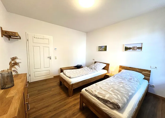 Apartmenthaus Landeskrone Dresden Fuer Gruppen Bis 20 Personen, 2 Wohnungen, Sauna, Dachterrasse & Garten Δρέσδη