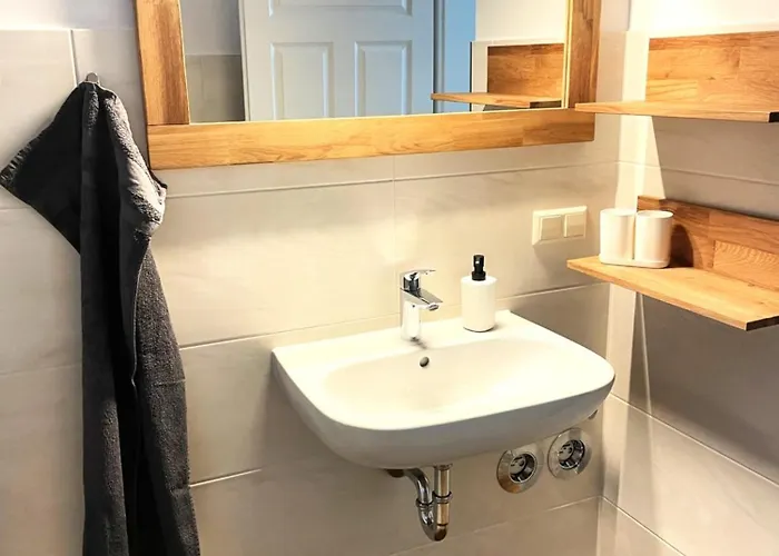 Apartmenthaus Landeskrone Dresden Fuer Gruppen Bis 20 Personen, 2 Wohnungen, Sauna, Dachterrasse & Garten