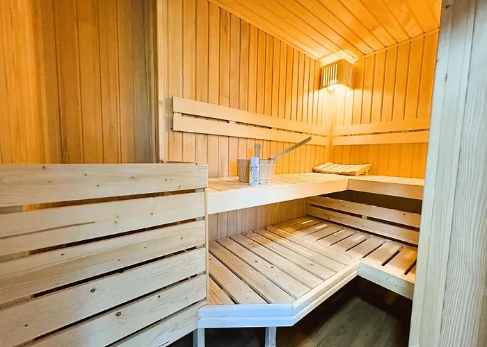 Apartmenthaus Landeskrone Dresden Fuer Gruppen Bis 20 Personen, 2 Wohnungen, Sauna, Dachterrasse & Garten * Δρέσδη