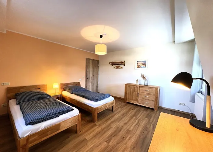 Apartmenthaus Landeskrone Dresden Fuer Gruppen Bis 20 Personen, 2 Wohnungen, Sauna, Dachterrasse & Garten