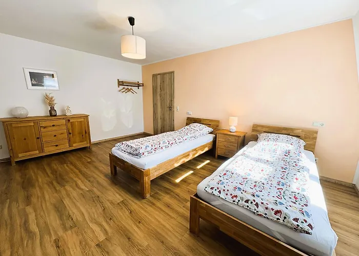 Διαμέρισμα Apartmenthaus Landeskrone Dresden Fuer Gruppen Bis 20 Personen, 2 Wohnungen, Sauna, Dachterrasse & Garten