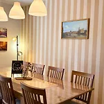Apartmenthaus Landeskrone Fuer Gruppen Bis 20 Personen, 2 Wohnungen, Sauna, Dachterrasse & Garten * Dresden