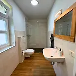 Apartmenthaus Landeskrone Fuer Gruppen Bis 20 Personen, 2 Wohnungen, Sauna, Dachterrasse & Garten Apartment *