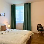 Apartmenthaus Landeskrone Fuer Gruppen Bis 20 Personen, 2 Wohnungen, Sauna, Dachterrasse & Garten Dresden