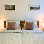 Apartmenthaus Landeskrone Fuer Gruppen Bis 20 Personen, 2 Wohnungen, Sauna, Dachterrasse & Garten *