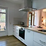 Apartment Apartmenthaus Landeskrone Fuer Gruppen Bis 20 Personen, 2 Wohnungen, Sauna, Dachterrasse & Garten