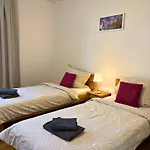 Apartmenthaus Landeskrone Fuer Gruppen Bis 20 Personen, 2 Wohnungen, Sauna, Dachterrasse & Garten Dresden