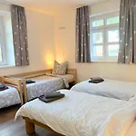 Apartment Apartmenthaus Landeskrone Fuer Gruppen Bis 20 Personen, 2 Wohnungen, Sauna, Dachterrasse & Garten Dresden