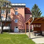 Apartmenthaus Landeskrone Fuer Gruppen Bis 20 Personen, 2 Wohnungen, Sauna, Dachterrasse & Garten *
