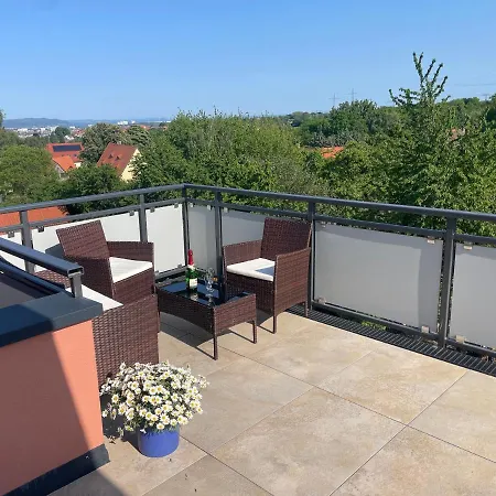 Apartamento Apartmenthaus Landeskrone Fuer Gruppen Bis 20 Personen, 2 Wohnungen, Sauna, Dachterrasse & Garten Dresden