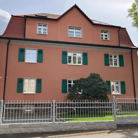 Apartmenthaus Landeskrone Fuer Gruppen Bis 20 Personen, 2 Wohnungen, Sauna, Dachterrasse & Garten Apartamento Dresden