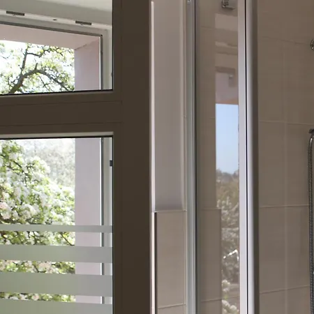 Apartmenthaus Landeskrone Fuer Gruppen Bis 20 Personen, 2 Wohnungen, Sauna, Dachterrasse & Garten Apartamento