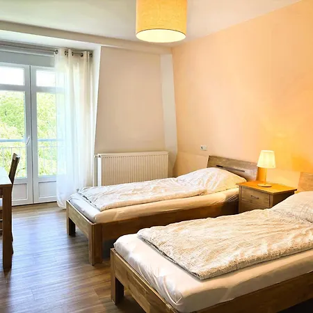Apartmenthaus Landeskrone Fuer Gruppen Bis 20 Personen, 2 Wohnungen, Sauna, Dachterrasse & Garten Apartamento *
