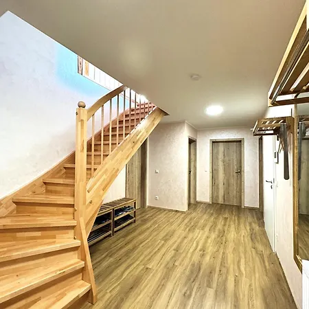 Apartamento Apartmenthaus Landeskrone Fuer Gruppen Bis 20 Personen, 2 Wohnungen, Sauna, Dachterrasse & Garten *