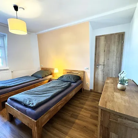 Apartmenthaus Landeskrone Fuer Gruppen Bis 20 Personen, 2 Wohnungen, Sauna, Dachterrasse & Garten Apartamento Dresden