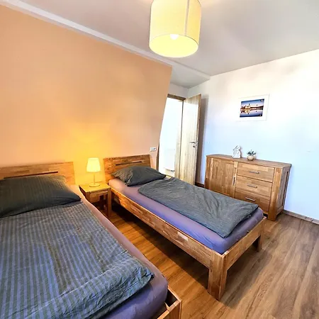 Apartmenthaus Landeskrone Fuer Gruppen Bis 20 Personen, 2 Wohnungen, Sauna, Dachterrasse & Garten *